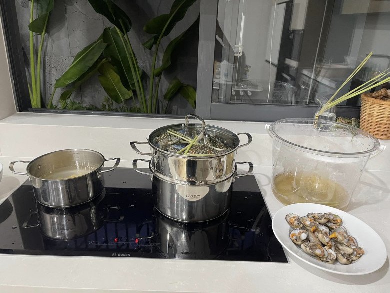 Vợ Phan Mạnh Quỳnh khoe mâm đồ ăn toàn hải sản, tự thấy chồng quá &#34;lãi&#34; khi lấy mình - 3