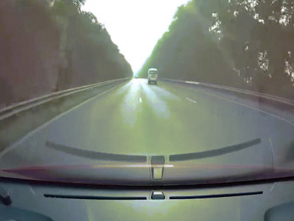 Giao thông - Clip: Hú hồn ô tô đi ngược chiều lao vun vút trên Đại lộ Thăng Long