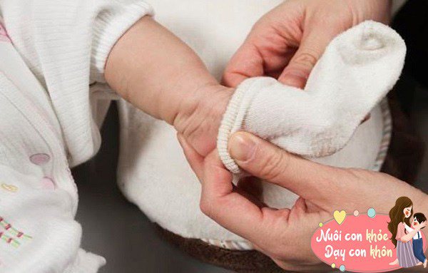 Khác biệt rõ ràng về thể chất, giữa trẻ luôn mang tất và trẻ đi chân trần sau 3 năm - 9