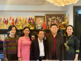 Tổng biên tập Thời báo Văn học nghệ thuật Hoàng Dự làm việc với Tập đoàn Sol Thái Lan