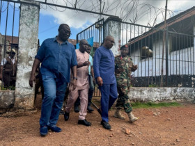 Nhà tù bị bắn rocket, gần 2.000 tù nhân trốn thoát gây rúng động quốc gia Tây Phi