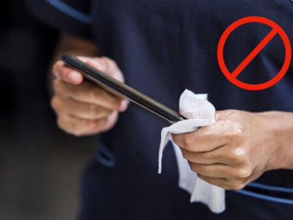 Công nghệ - Đừng làm việc này khi lau chùi màn hình điện thoại
