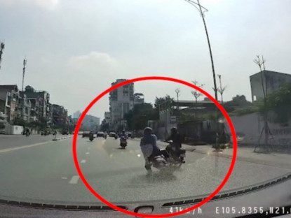 Giao thông - Clip: Thót tim xe máy ngã ra đường suýt va chạm ô tô trong gang tấc