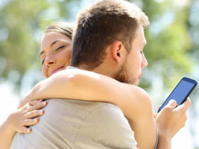 Smartphone có thể khiến các cặp yêu đương dễ chia tay