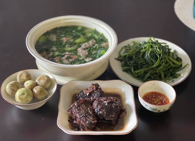 &#34;Hoa hậu nhà 400 tỷ&#34; Hà Kiều Anh đích thân vào bếp nấu ăn cho đàn em, ai cũng khen nhìn đã thấy ngon rồi - 9