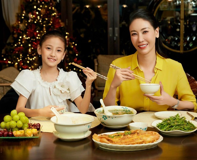 &#34;Hoa hậu nhà 400 tỷ&#34; Hà Kiều Anh đích thân vào bếp nấu ăn cho đàn em, ai cũng khen nhìn đã thấy ngon rồi - 5