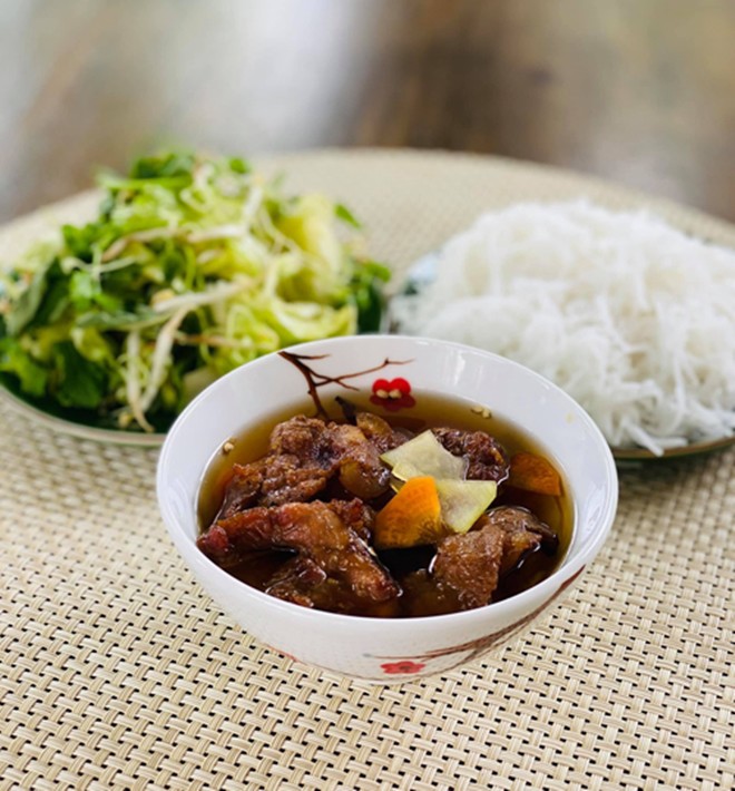 &#34;Hoa hậu nhà 400 tỷ&#34; Hà Kiều Anh đích thân vào bếp nấu ăn cho đàn em, ai cũng khen nhìn đã thấy ngon rồi - 8