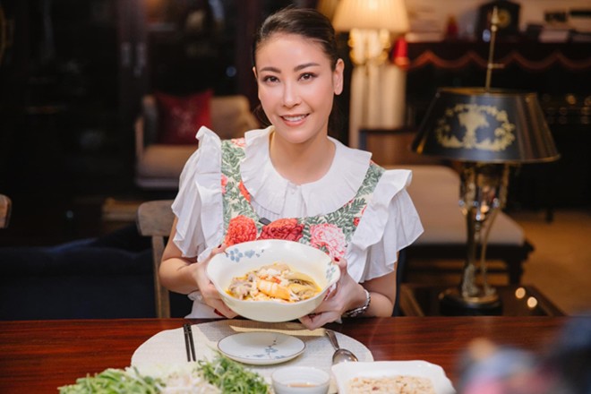 &#34;Hoa hậu nhà 400 tỷ&#34; Hà Kiều Anh đích thân vào bếp nấu ăn cho đàn em, ai cũng khen nhìn đã thấy ngon rồi - 11