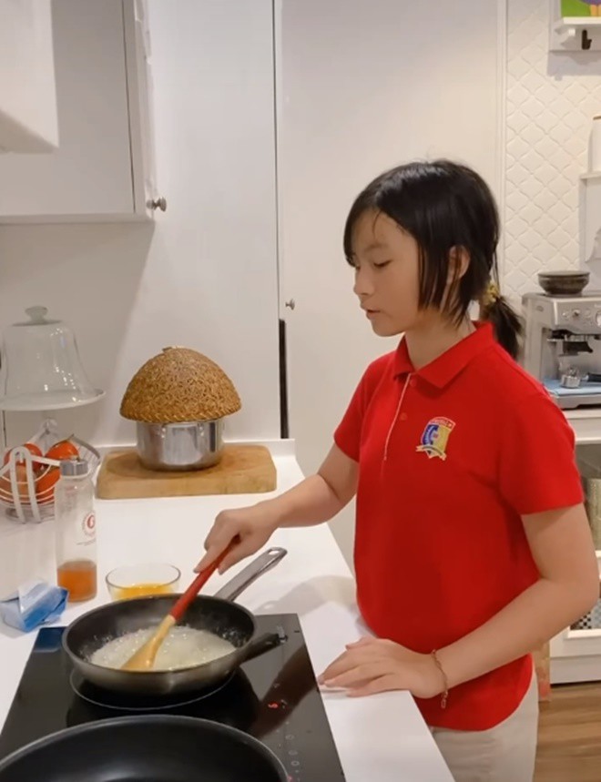 Vợ Hoàng Bách khoe khoảnh khắc 3 thế hệ trong 1 căn bếp, món ăn nhận được nhiều lời khen - 4