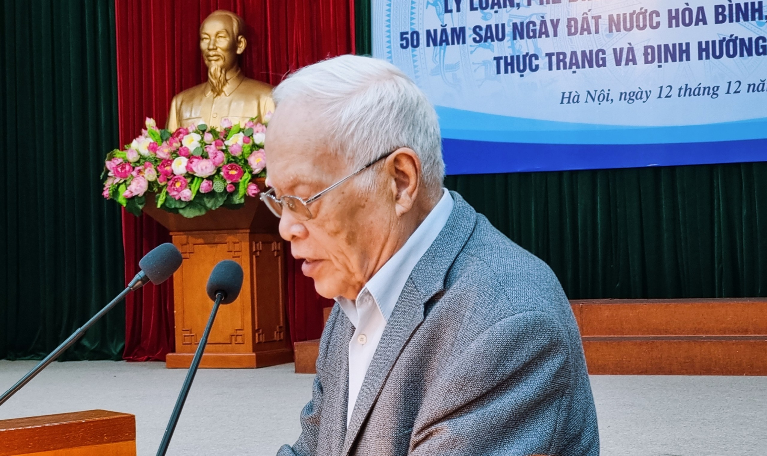 Tổng kết lý luận, phê bình văn học, nghệ thuật Việt Nam 50 năm sau ngày đất nước hòa bình, thống nhất, đổi mới - 5