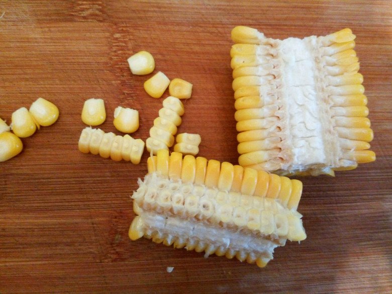 Chiều nấu cơm, thêm ngô chiên trứng muối kiểu này vào bữa ăn hấp dẫn hẳn - 2