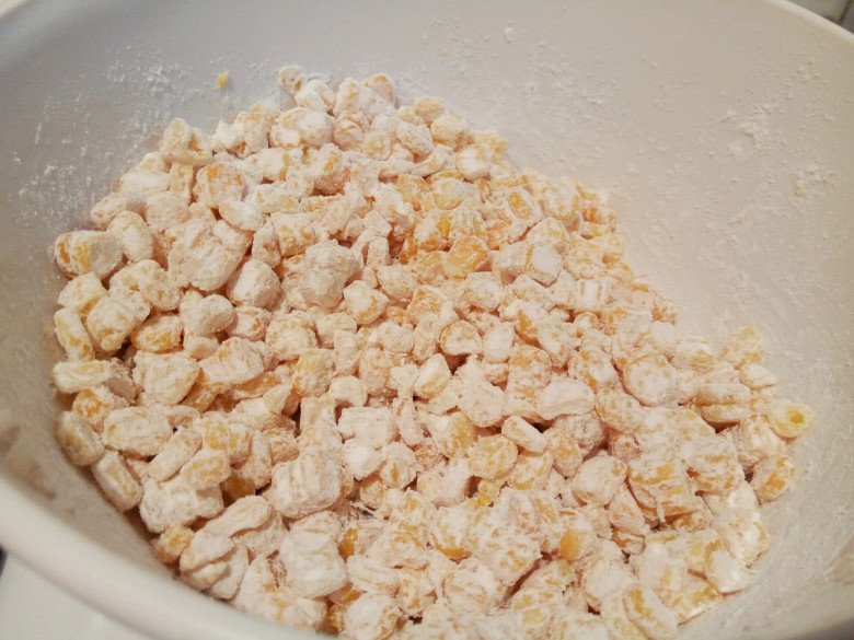 Chiều nấu cơm, thêm ngô chiên trứng muối kiểu này vào bữa ăn hấp dẫn hẳn - 3