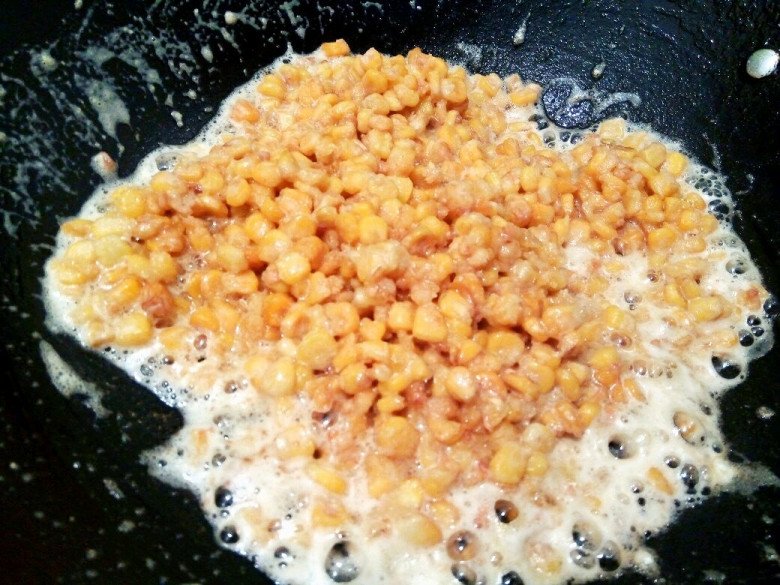 Chiều nấu cơm, thêm ngô chiên trứng muối kiểu này vào bữa ăn hấp dẫn hẳn - 7