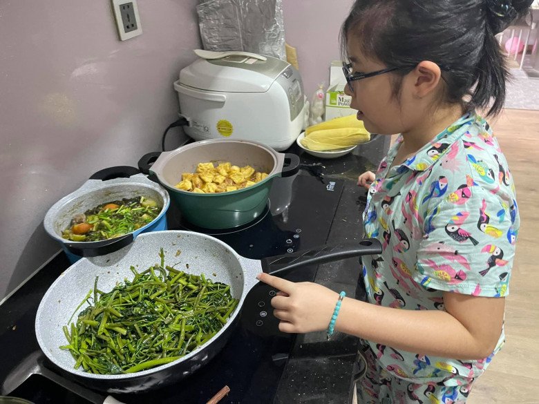 Vợ xinh của Huy Khánh nấu món ngon &#34;trả công&#34; cho con gái, hóa ra nam diễn viên cũng đảm không kém - 9