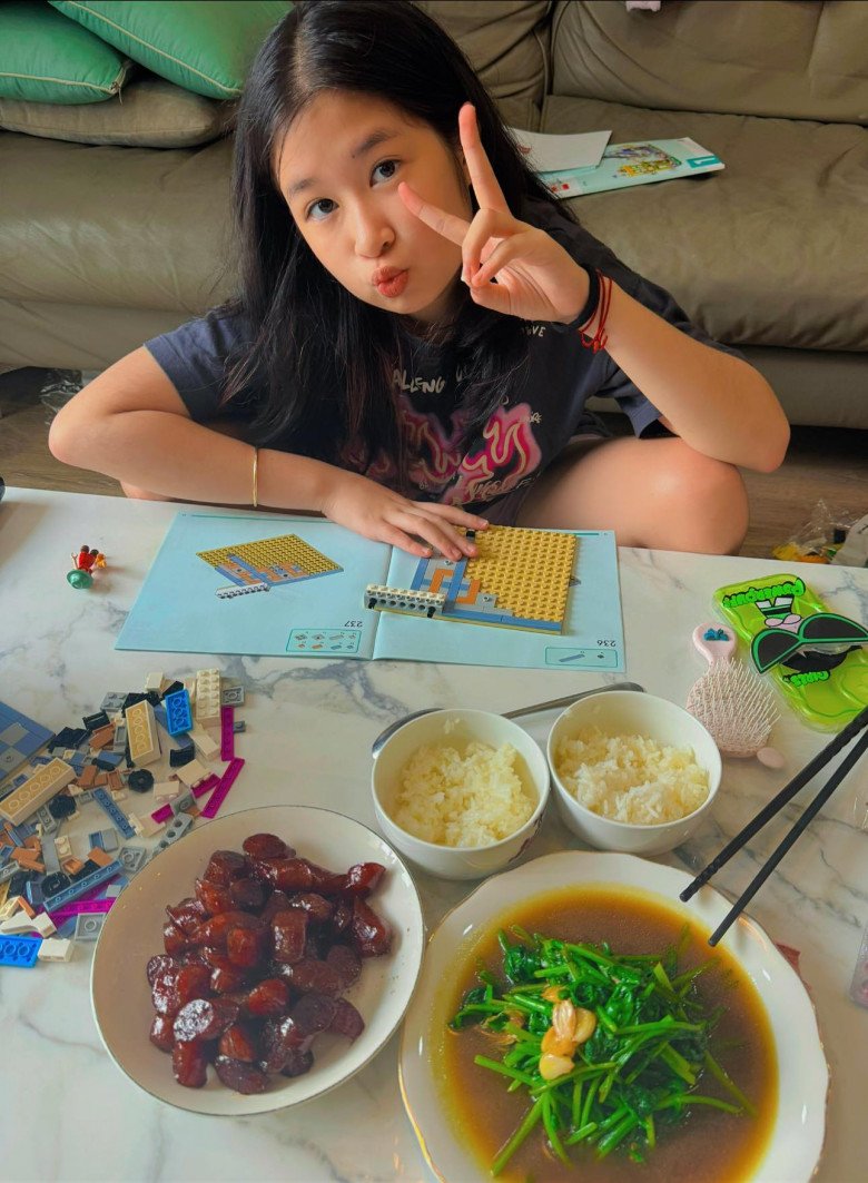 Vợ xinh của Huy Khánh nấu món ngon &#34;trả công&#34; cho con gái, hóa ra nam diễn viên cũng đảm không kém - 6