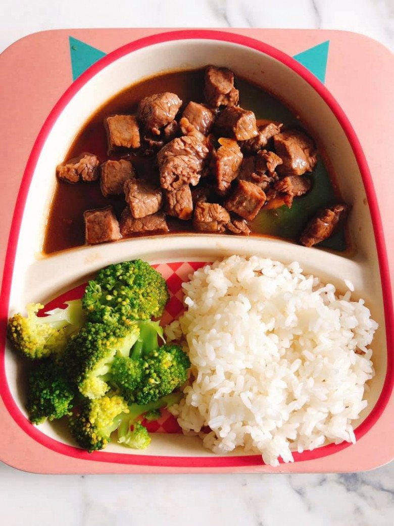 Vợ xinh của Huy Khánh nấu món ngon &#34;trả công&#34; cho con gái, hóa ra nam diễn viên cũng đảm không kém - 3