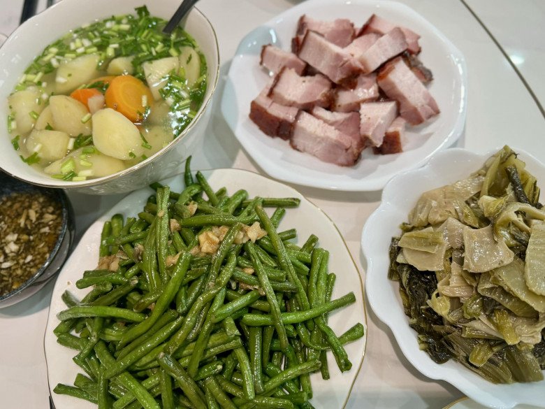 Nữ ca sĩ gốc Hải Phòng khoe mâm cơm 4 món, bạn bè khen "quá trời hao cơm" - 3