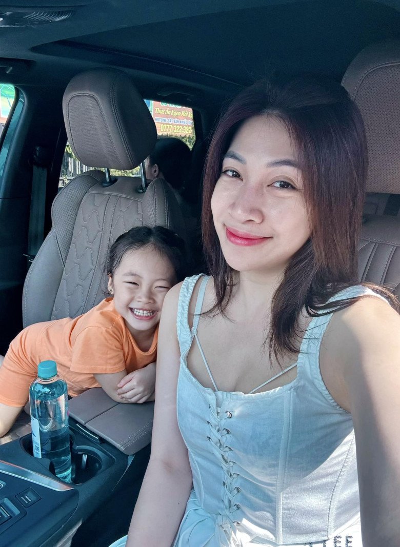 Nữ ca sĩ gốc Hải Phòng khoe mâm cơm 4 món, bạn bè khen "quá trời hao cơm" - 1