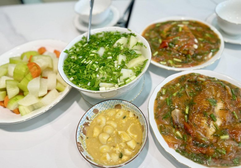 Nữ ca sĩ gốc Hải Phòng khoe mâm cơm 4 món, bạn bè khen "quá trời hao cơm" - 2