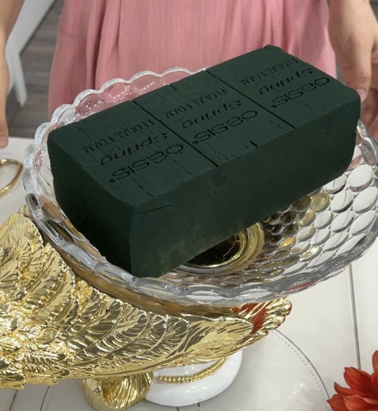 Mẹ đảm Hà thành hướng dẫn cách cắm hoa thược dược đổi màu bằng bình chim công với 6 bước đơn giản - 3
