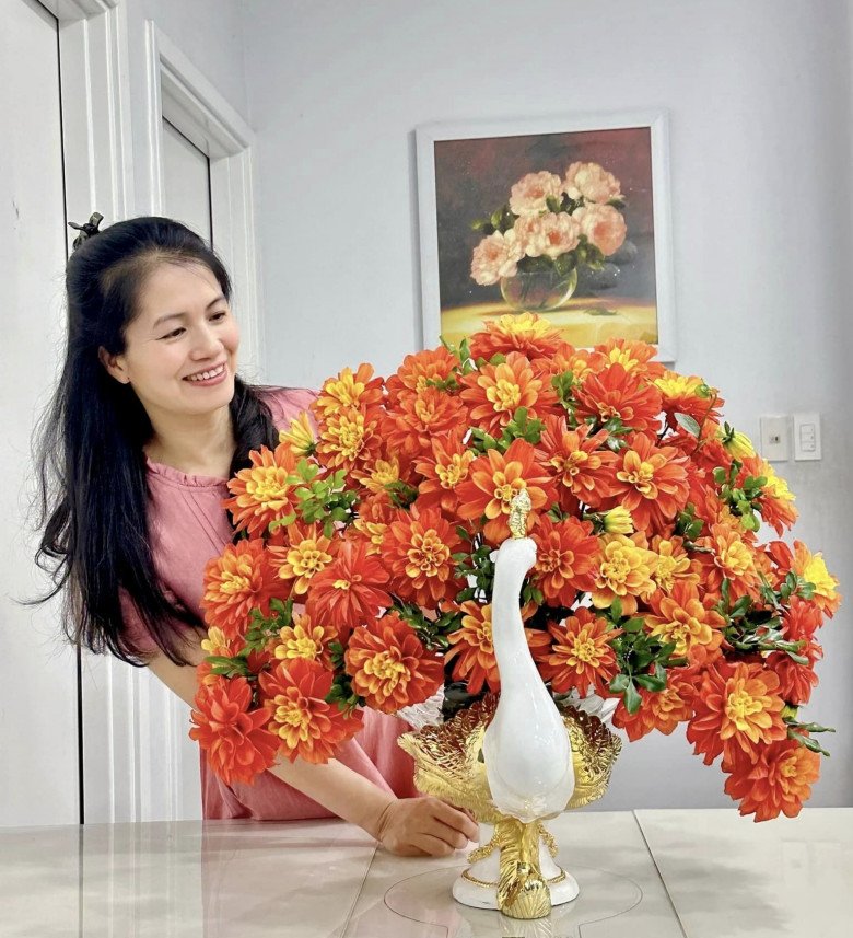 Mẹ đảm Hà thành hướng dẫn cách cắm hoa thược dược đổi màu bằng bình chim công với 6 bước đơn giản - 1