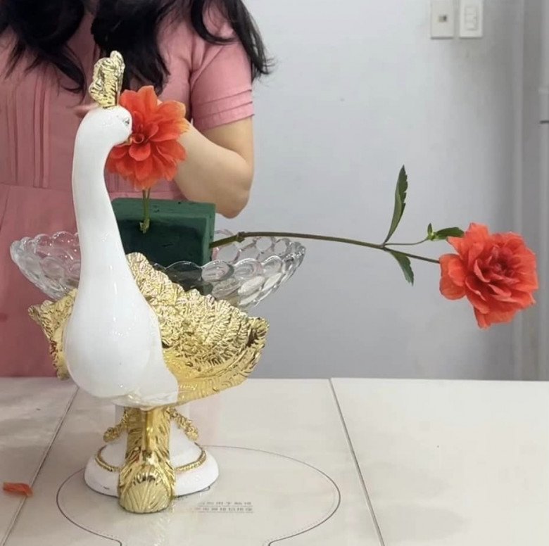 Mẹ đảm Hà thành hướng dẫn cách cắm hoa thược dược đổi màu bằng bình chim công với 6 bước đơn giản - 4