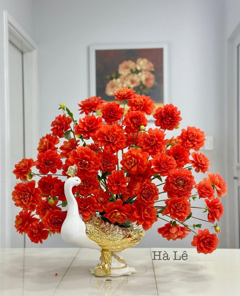 Mẹ đảm Hà thành hướng dẫn cách cắm hoa thược dược đổi màu bằng bình chim công với 6 bước đơn giản - 10