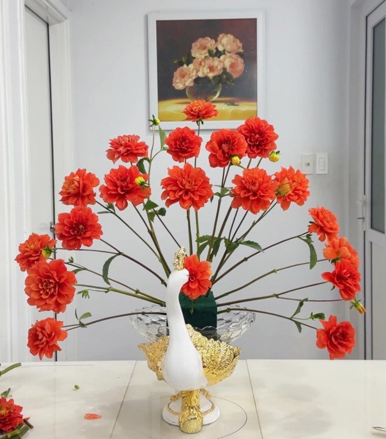 Mẹ đảm Hà thành hướng dẫn cách cắm hoa thược dược đổi màu bằng bình chim công với 6 bước đơn giản - 6