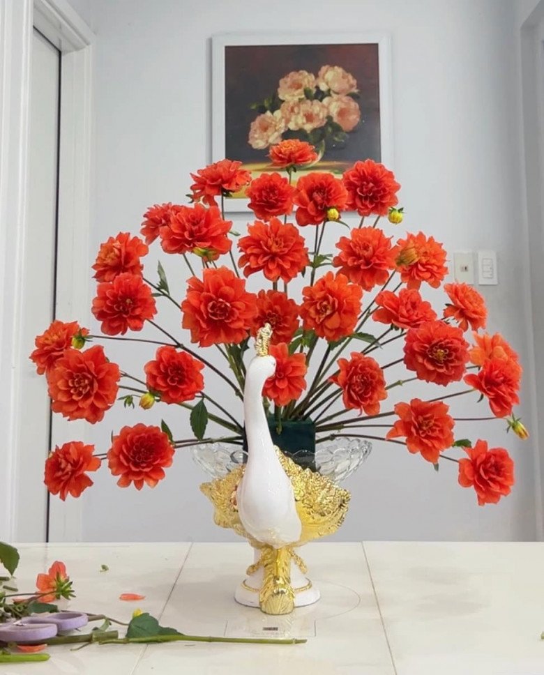 Mẹ đảm Hà thành hướng dẫn cách cắm hoa thược dược đổi màu bằng bình chim công với 6 bước đơn giản - 7