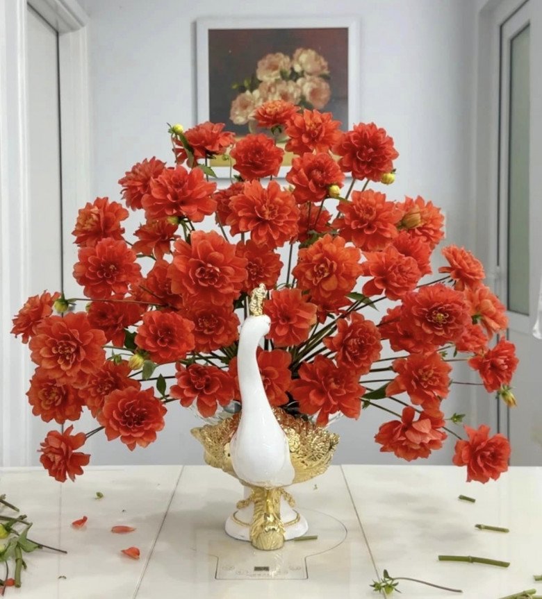 Mẹ đảm Hà thành hướng dẫn cách cắm hoa thược dược đổi màu bằng bình chim công với 6 bước đơn giản - 8