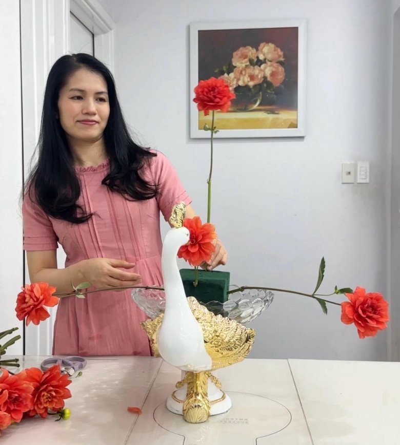 Mẹ đảm Hà thành hướng dẫn cách cắm hoa thược dược đổi màu bằng bình chim công với 6 bước đơn giản - 5
