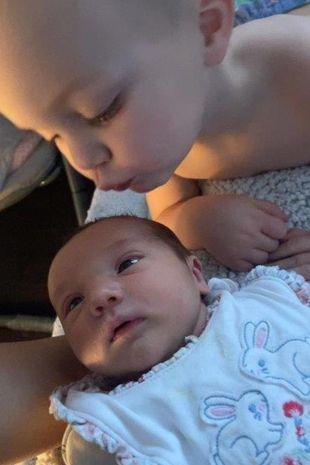 Bà mẹ sinh con vào ngày Giáng sinh ngay trên giường ngủ chỉ sau 5 phút chuyển dạ - 2