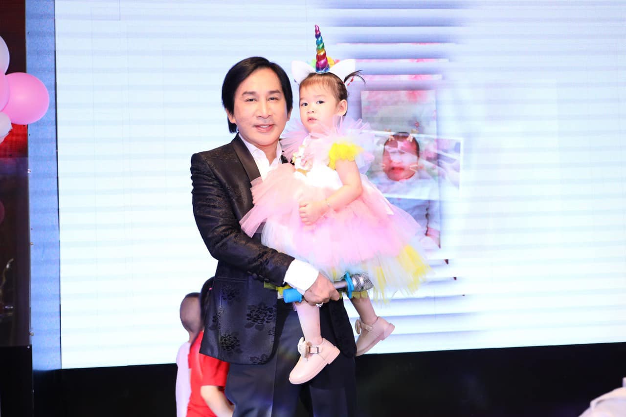 Con gái Vua cải lương Kim Tử Long U34 làm mẹ, con chào đời được ông ngoại hát hit &#34;Tình cảnh bán chiếu&#34; ở viện phụ sản - 7
