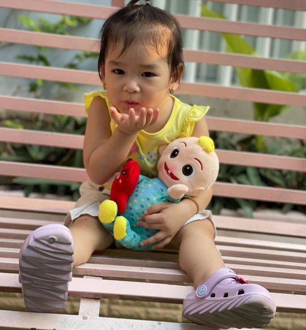 Con gái Vua cải lương Kim Tử Long U34 làm mẹ, con chào đời được ông ngoại hát hit &#34;Tình cảnh bán chiếu&#34; ở viện phụ sản - 11
