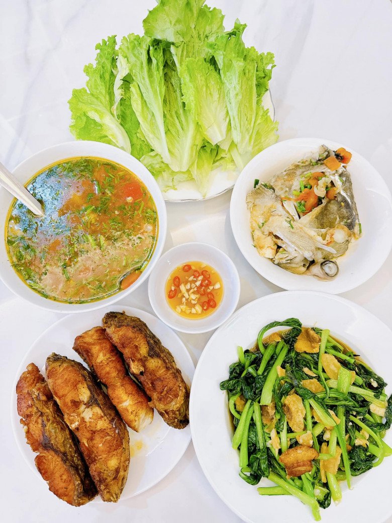 Vợ mới kém 17 tuổi của Bằng Kiều "cóng" khi làm cơm đãi mẹ chồng về nước, cho biết nhà toàn cao thủ nấu ăn - 9