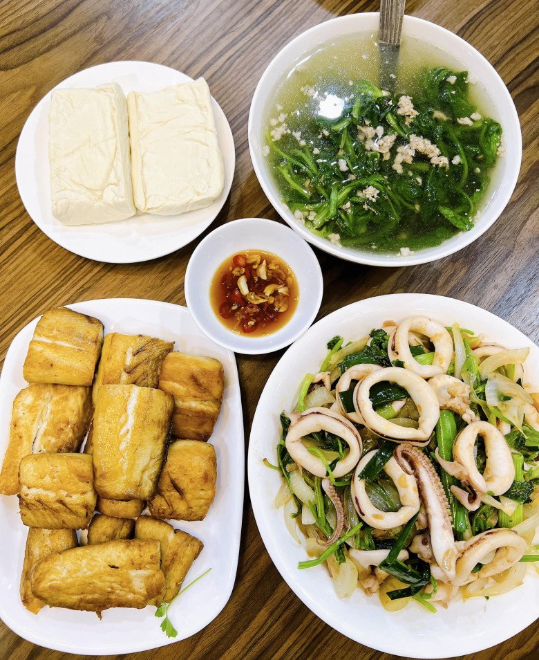 Vợ mới kém 17 tuổi của Bằng Kiều "cóng" khi làm cơm đãi mẹ chồng về nước, cho biết nhà toàn cao thủ nấu ăn - 10