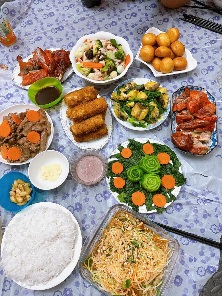 Vợ mới kém 17 tuổi của Bằng Kiều "cóng" khi làm cơm đãi mẹ chồng về nước, cho biết nhà toàn cao thủ nấu ăn - 6