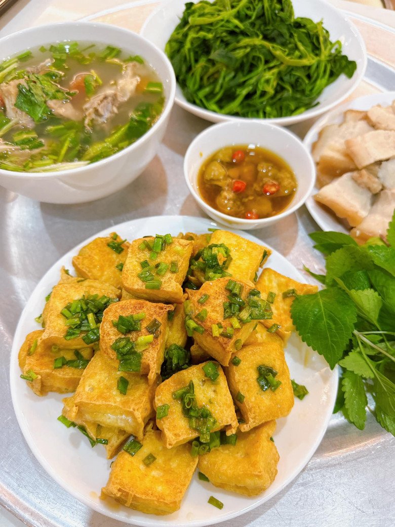 Vợ mới kém 17 tuổi của Bằng Kiều "cóng" khi làm cơm đãi mẹ chồng về nước, cho biết nhà toàn cao thủ nấu ăn - 8