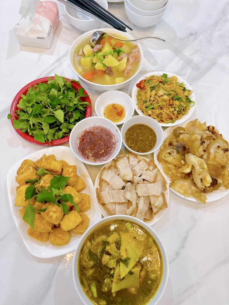 Vợ mới kém 17 tuổi của Bằng Kiều "cóng" khi làm cơm đãi mẹ chồng về nước, cho biết nhà toàn cao thủ nấu ăn - 11