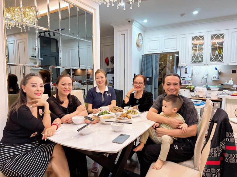 Vợ mới kém 17 tuổi của Bằng Kiều "cóng" khi làm cơm đãi mẹ chồng về nước, cho biết nhà toàn cao thủ nấu ăn - 1