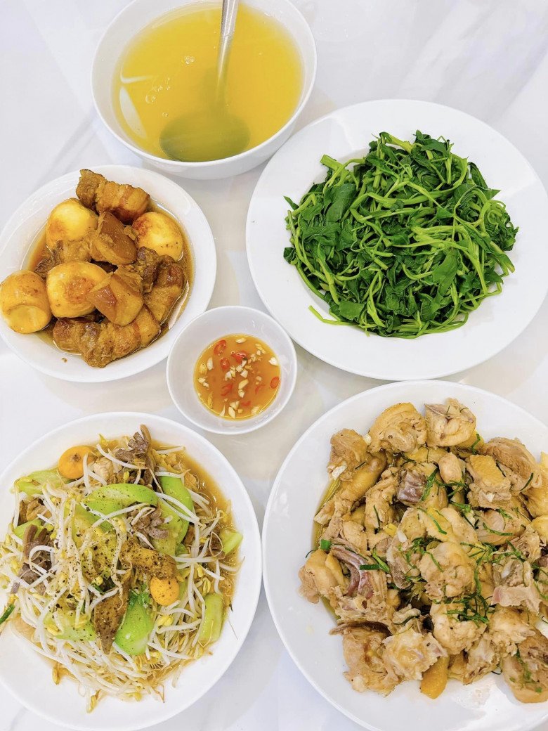 Vợ mới kém 17 tuổi của Bằng Kiều "cóng" khi làm cơm đãi mẹ chồng về nước, cho biết nhà toàn cao thủ nấu ăn - 3