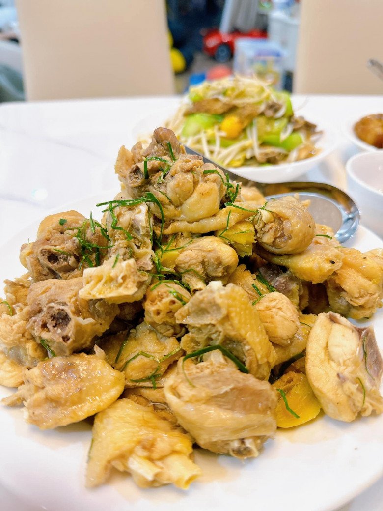 Vợ mới kém 17 tuổi của Bằng Kiều "cóng" khi làm cơm đãi mẹ chồng về nước, cho biết nhà toàn cao thủ nấu ăn - 2