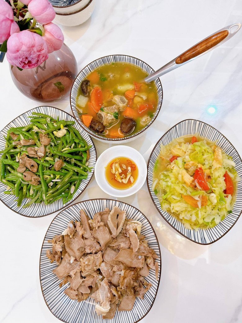 Vợ mới kém 17 tuổi của Bằng Kiều "cóng" khi làm cơm đãi mẹ chồng về nước, cho biết nhà toàn cao thủ nấu ăn - 7