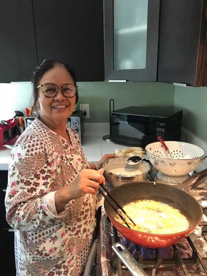 Vợ mới kém 17 tuổi của Bằng Kiều "cóng" khi làm cơm đãi mẹ chồng về nước, cho biết nhà toàn cao thủ nấu ăn - 4