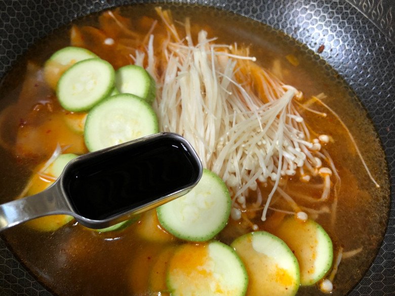 Cách nấu canh kim chi đậu phụ nóng hổi, ít cay, cả nhà húp xì xụp ngày lạnh - 4