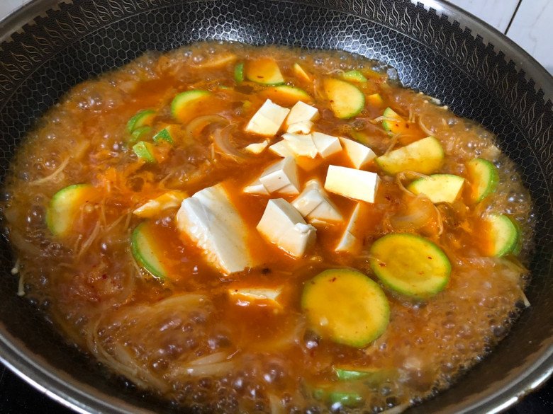 Cách nấu canh kim chi đậu phụ nóng hổi, ít cay, cả nhà húp xì xụp ngày lạnh - 5
