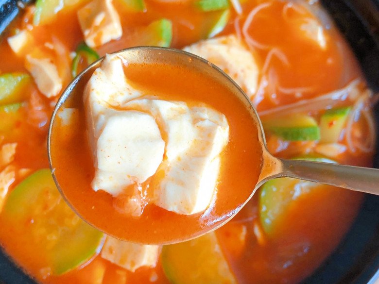 Cách nấu canh kim chi đậu phụ nóng hổi, ít cay, cả nhà húp xì xụp ngày lạnh - 6