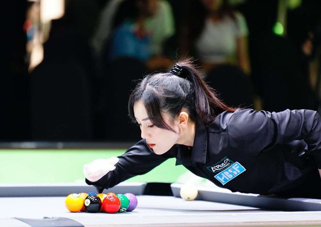 Nữ trọng tài Billiards lịch thiệp trên sân, ở ngoài gợi cảm bất ngờ - 1