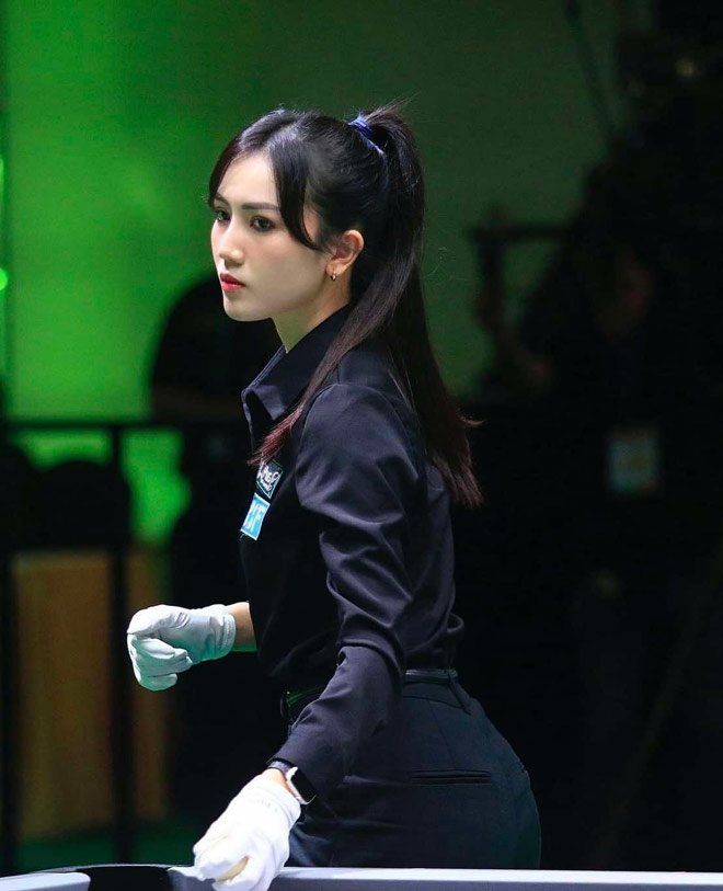 Nữ trọng tài Billiards lịch thiệp trên sân, ở ngoài gợi cảm bất ngờ - 2