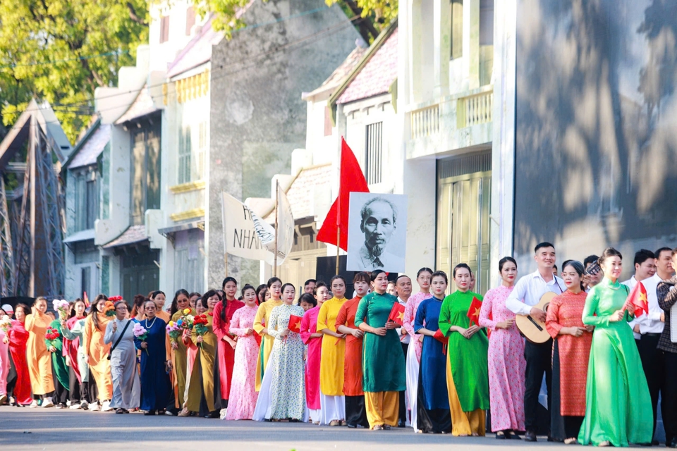 Tôn vinh nền văn hiến, bản sắc văn hóa vì hòa bình của Thủ đô - 7